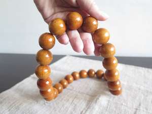 Colliers en bois conçus à partir de perles de bois naturelles, fabriqués pour un style ethnique traditionnel, décontracté et quotidien - Product Image 5