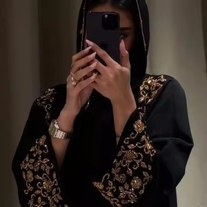 Ensemble <span class=keywords><strong>Abaya</strong></span> 3 Pièces de Luxe Personnalisé en Chiffon de Polyester pour Femme Musulmane, Robe Hijab Brodé Or à Manches Longues – Vente en Gros Dubaï - Product Image 3