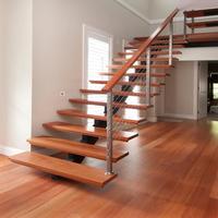 Marche d'escalier en bois massif, marches intérieures en bois massif, pièces de design d'escalier en bois pour intérieur, usine
