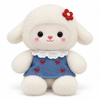 Jouets en peluche en gros, agneaux blancs avec robes bleues, cols en dentelle et fleurs rouges pour collections de cadeaux personnalisés