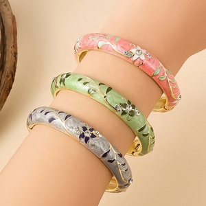 ของที่ระลึกขายดีสำหรับนักท่องเที่ยว ขายส่ง กำไลข้อมือเคลือบลายดอกไม้สไตล์จีนโบราณแบบเรียบง่าย ทำจากโลหะผสมเคลือบแบบโคลอซอนเน่ - Product Image 2