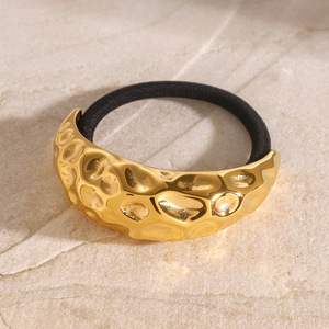 Diadema de Acero Inoxidable con Diseño Martillado en Forma de C, Negra con Baño de Oro, Estilo Casual - Product Image 2