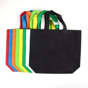 Bolsas de tela no tejida universales para publicidad de ropa, venta al por mayor del fabricante, con base angulada, logotipo serigrafiado y parche reciclable - Product Image 2