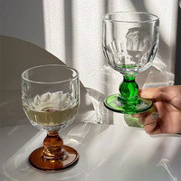 Zwart glazen cocktailglas voor koude dranken, modern, voor feesten, geschikt voor bruiswater, bier en fruit.