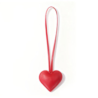 Op maat gemaakte modekleurige PU lederen hartvormige hangtags, gegraveerde tas-hanger, sleutelhanger, ornament, polsbandje, schattige, milieuvriendelijke charmes