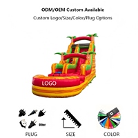Grand toboggan aquatique gonflable sur le thème de la jungle tropicale avec décoration palmiers pour événements et locations en station balnéaire