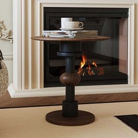 Table d'appoint sur piétement, plateau rond en bois sculptural totemique, noyer foncé, base noire mate, accent décoratif pour salon, villa, coin lecture