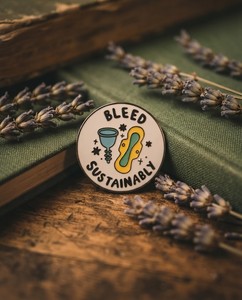 Pin Esmaltado Personalizado 'Bleed Sustainably', Insignia Ecológica para Copa Menstrual, Regalo Sostenible para Activistas del Cero Desperdicio - Product Image 6