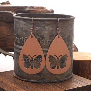 Boucles d'oreilles en bois géométriques sculptées en forme de feuille de papillon boucles d'oreilles pendantes pour femmes Uionen 1223 - Product Image 2