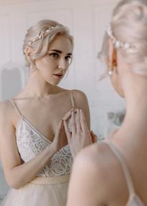 اليدوية زهرة صغيرة بيضاء وذهبية لامعة تصفيح الزفاف طويلة عقال الشعر الديكور كرمة - Product Image 4