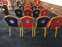 Chaises de banquet empilables en acier rouge pour événements extérieurs, mariages et fêtes - Idéales pour appartements et parcs (vente en gros)