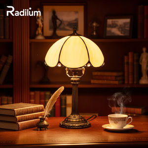 Bán buôn Tiffany phong cách kính màu đèn bàn nghệ thuật cổ điển Deco cạnh giường giọng ánh sáng với trang trí công phu sắt cơ sở cho khách sạn nhà - Product Image 1