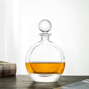 Carafe à whisky de luxe en verre 700 ml, motif tête de lion en relief 3D, sans plomb, design lion givré, bouchon hermétique - Product Image 4