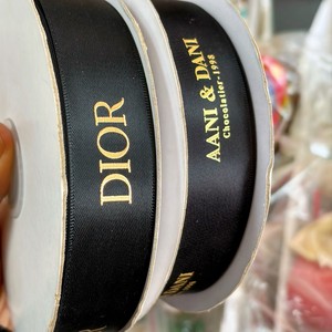 Nastro in Raso di Lusso Personalizzato con Logo 3D Stampato e Stampa a Caldo in Oro per Confezioni Regalo di Natale e Feste di Compleanno - Product Image 1