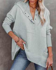 Sweat-shirt à capuche surdimensionné à manches longues en tricot avec poches à logo avant pour femmes de style rétro - Product Image 1