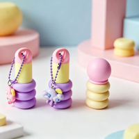 Tube de brillant à lèvres personnalisé en gros avec logo, style coloré et mignon, avec pendentif porte-clés, emballage de tube de brillant à lèvres style dessin animé