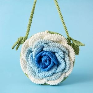Sac à écouteurs en crochet fait main, motif rose, bandoulière décontractée ou porte-monnaie pratique, idéal pour un cadeau ou un usage personnel - Product Image 4