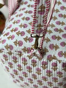 Bolsa de Viaje Acolchada de Algodón, Hecha a Mano, Elegante, Ligera, Duradera, con Estampado Tradicional, Perfecta para Viajes de Fin de Semana - Product Image 4