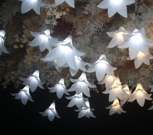 ไฟประดับเพดานงานแต่งงาน LANJO รุ่นใหม่ รูปดอกลิลลี่เรืองแสง สไตล์ป่า สำหรับตกแต่งฉากหลังเวที ทางเข้า และตกแต่งอื่นๆ ทำจากพลาสติก - Product Image 6