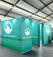 Stand modulaire en tissu tendu personnalisé avec structure en aluminium et comptoir d'accueil pour centre commercial