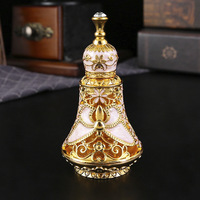 Bouteilles de parfum en verre de style Dubaï du Moyen-Orient, décorées de manière exquise, bouteilles vides pour huiles essentielles arabes et parfums.