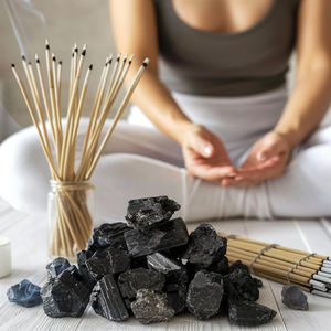 Natürliche rohe Heils teine Schwarzer Edelstein Natur felsen zum Schneiden, Polieren, Schmuck herstellung, Inneneinrichtung - Product Image 2