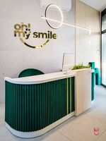 Comptoir de réception moderne pour restaurant, bureau, salon, hôpital, avec panneau en bois, marbre et MDF pour la réception et le bureau du caissier