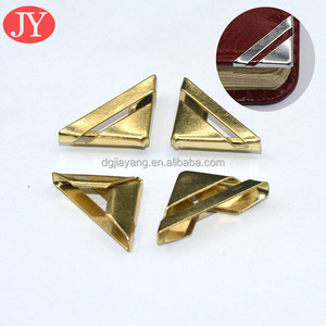 ตัวป้องกันขอบทองเหลืองสีทองวัสดุเหล็กพิมพ์ลายอุปกรณ์เสริมจากโรงงานตัวป้องกันขอบหนังสือคลิปมุมโลหะสำหรับเมนู - Product Image 3