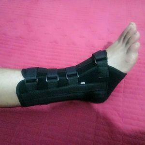 Soporte de Fijación para Tobillo con Placa de Acero para Fracturas, Esguinces y Lesiones de Ligamentos, Protección Unisex, Negro y Azul Rey - Product Image 2