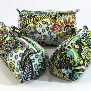 Pochette d'accessoires mignonne de luxe avec nœud papillon en toile de coton recyclée matelassée pour trousse de toilette pour sacs et étuis à cosmétiques de maquillage de beauté - Product Image 1