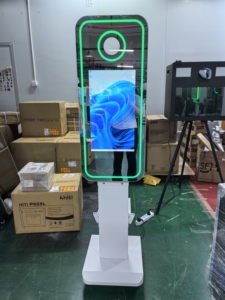 Photomaton à écran tactile 21,5 pouces, miroir magique vertical avec flight case - Product Image 2