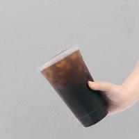Gobelets jetables transparents en gros avec couvercles et impression de logo personnalisé – Gobelets PET recyclables de bonne qualité pour boissons froides