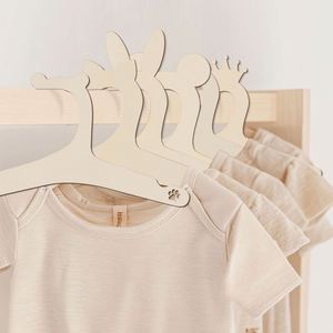 Vente en gros de créations artisanales écologiques personnalisées en forme d'ours de dessin animé, 20 pièces, décorations mignonnes en bois modernes pour la maison et les bébés - Product Image 3