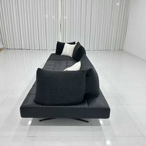 غرفة معيشة بأسلوب إيطالي بسيط مع أريكة بدون ذراعين ومساند ظهر قابلة للتحريك على جانبي الكرسي. تم شراؤه من متجر. - Product Image 5