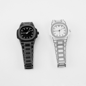 Reloj de Cuarzo Casual para Hombre, Venta al por Mayor, Diseño Moderno con Rayas Blancas y Negras, Estilo Graffiti, Reloj de Plástico para Hombre, Estilo de Dibujos Animados - Product Image 6