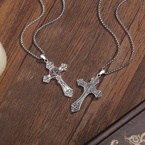 Collier Pendentif Croix de Saint Benoît Plaqué Or 18K avec Émail Rouge et Bleu, Bijou Catholique de Protection <span class=keywords><strong>pour</strong></span> Hommes - Vente en Gros - Product Image 5
