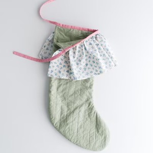 Patron de <span class=keywords><strong>couture</strong></span> pour chaussette de Noël matelassée à volants et nœuds, téléchargement numérique, modèle de chaussette de Noël à carreaux floraux pastel pour débutants - Product Image 6