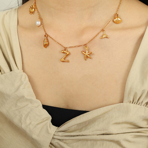 สร้อยคอเหล็กไทเทเนียมชุบทองคำประดับเปลือกหอยและปลาดาวสำหรับผู้หญิงจาก Oujia Jewelry - Product Image 4