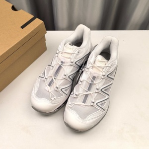 Nouvelles chaussures de sport décontractées respirantes de luxe pour l'automne avec lacets réglables et protection de la chaussure en maille souple pour la randonnée. - Product Image 4