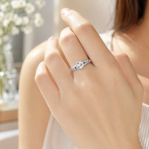 Anello monolitico semplice a quattro griffe, elegante gioiello alla moda dallo stile scintillante, adatto per l'uso quotidiano - Product Image 6