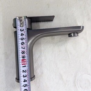 Grifo de lavabo de acero inoxidable color bronce, monomando, de montaje en encimera, estilo minimalista, para agua fría y caliente. - Product Image 4