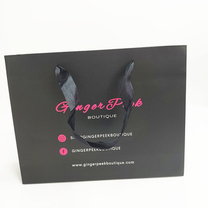 Bolsa de regalo de papel negro de lujo al por mayor, bolsa de papel con asas de satén y logotipo de marca impreso personalizado para empaque de tiendas de moda - Product Image 5