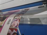 Nouvelle machine de revêtement UV semi-automatique industrielle à 5 axes Double100 pour papier, albums photo, couvertures de livres et emballages de luxe