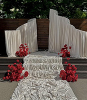Idées de mariage en plein air : Support de toile de fond pour mariage avec draperie ondulée et arche incurvée
