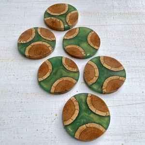 Sous-verres en bois de résine naturelle, parfaits pour les tasses à café, à thé ou à boissons, ajoutant du style et de la fonctionnalité au salon ou à la cuisine - Product Image 4