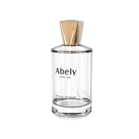 Flacon de parfum en verre opale blanc personnalisable de luxe de 100 ml avec support d'affichage, finition dorée et vaporisateur à pompe