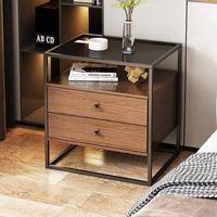 Table basse portable traditionnelle avec rangement à 3 niveaux et plateau en verre, structure en métal et MDF pour salon et chambre