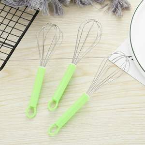 Batidor de huevos de un yuan, batidor de huevos con mango de plástico de colores, batidor de masa manual, utensilios de cocina, stock de tienda de 1 yuan. - Product Image 1