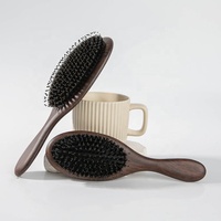 Brosse à Cheveux Professionnelle Démêlante Douce Anti-Statique avec Picots de Massage, en Poils de Sanglier Naturels et Manche en Bois pour un Cuir Chevelu Sain