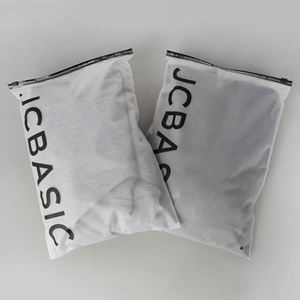 Sacs d'emballage pour vêtements en plastique givré avec fermeture éclair, personnalisables avec votre logo, en polyéthylène recyclé - Product Image 5